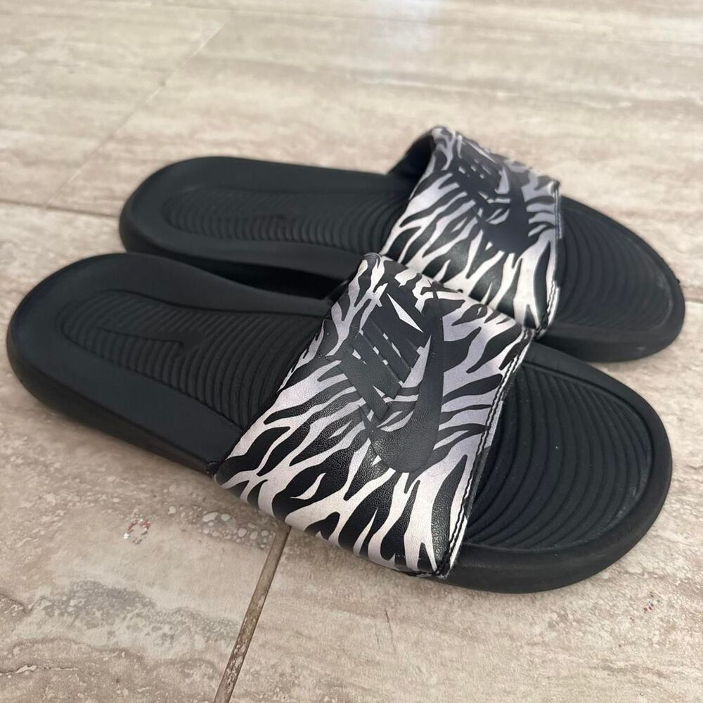 Y2K Nike Zebra Stripe Sandals slides Sz women’s 8.5 Athliesure casual slip on